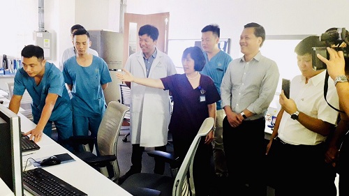 Giám đốc Trung tâm Kỹ thuật cao và Tiêu hóa Hà Nội Nguyễn Quỳnh Anh giới thiệu với đoàn khảo sát về các trang thiết bị hiện đại. Ảnh: BP